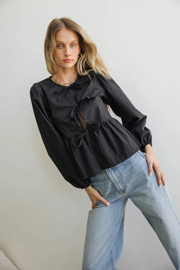 Round neck blouse in black 