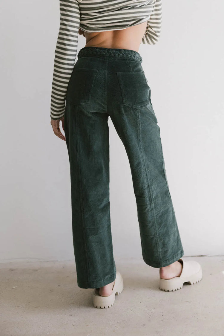 Two back pockets corduroy pants in hunter green 