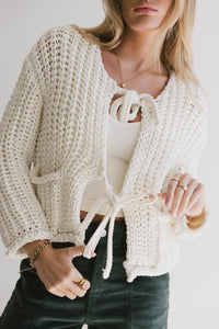 Two front ties sweater in cream 