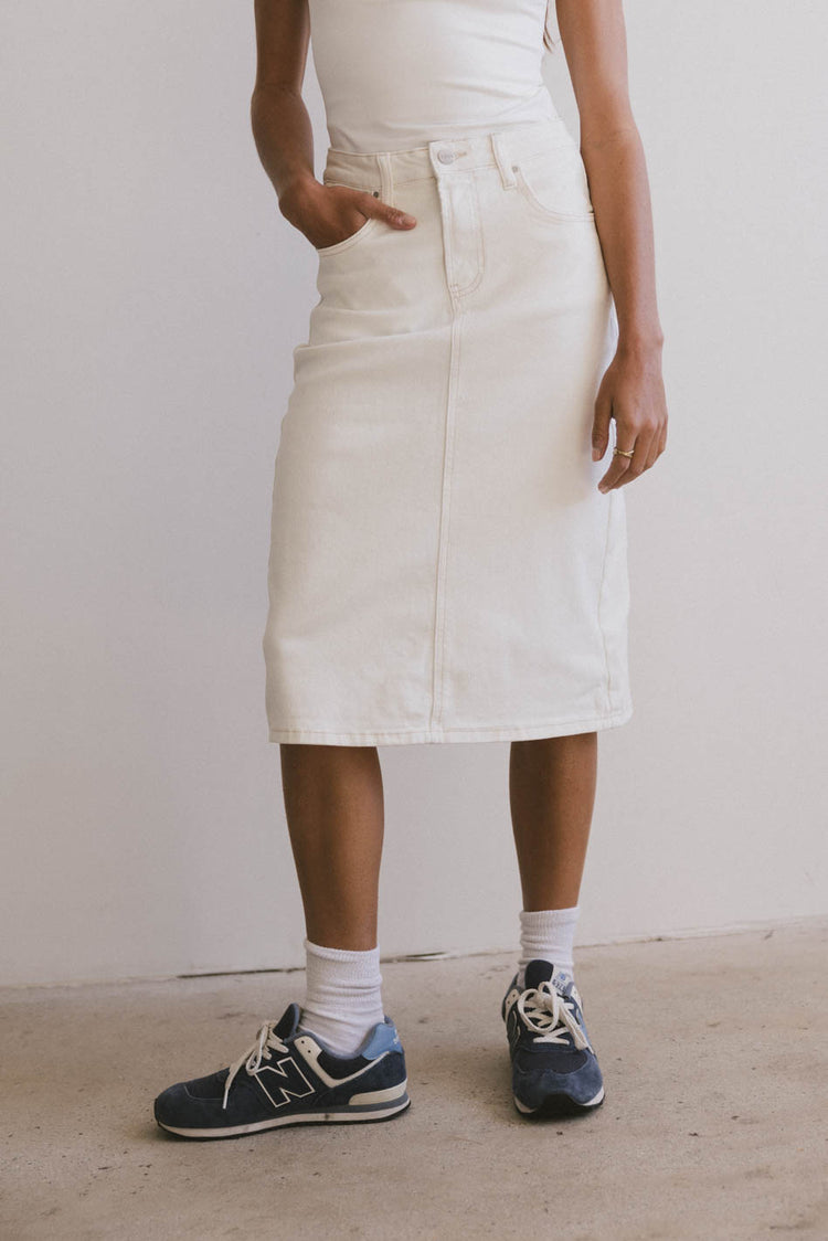 DENIM MIDI SKIRT IN WHITE WITH POCKETS