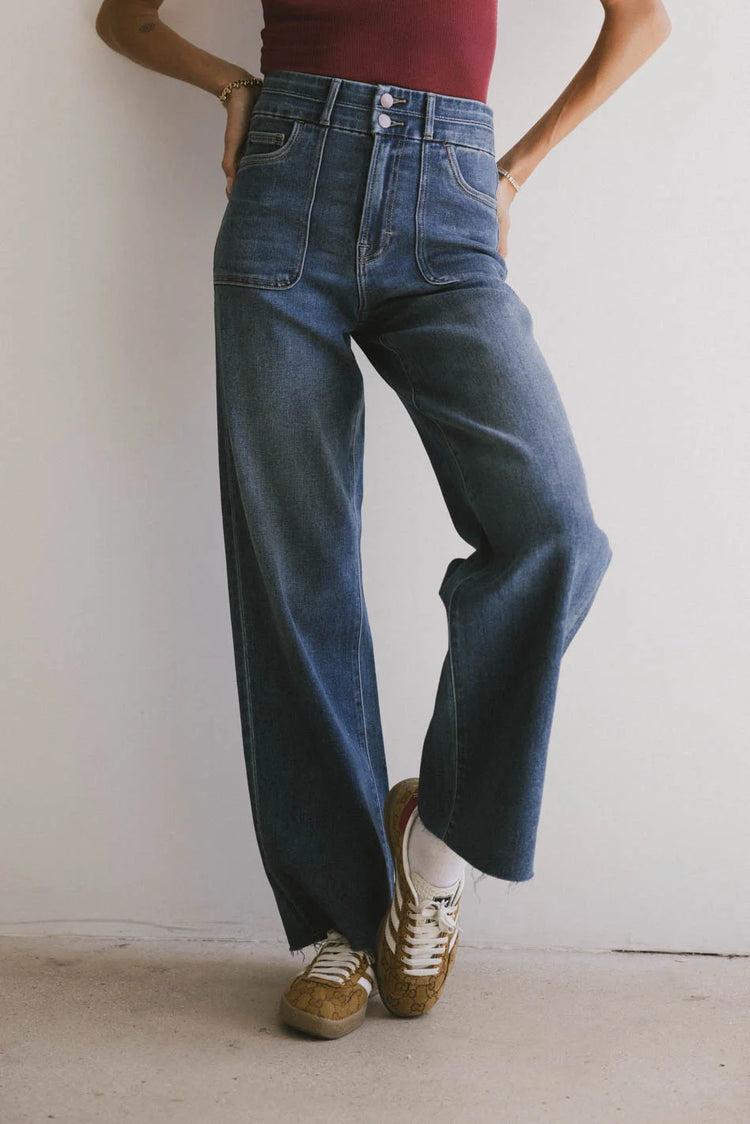 Two hand pockets denim in medium wash 