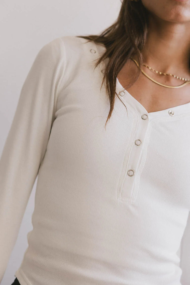 Buttons neck top in white 