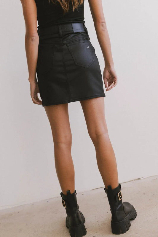 Two  back pockets denim skirt in black 