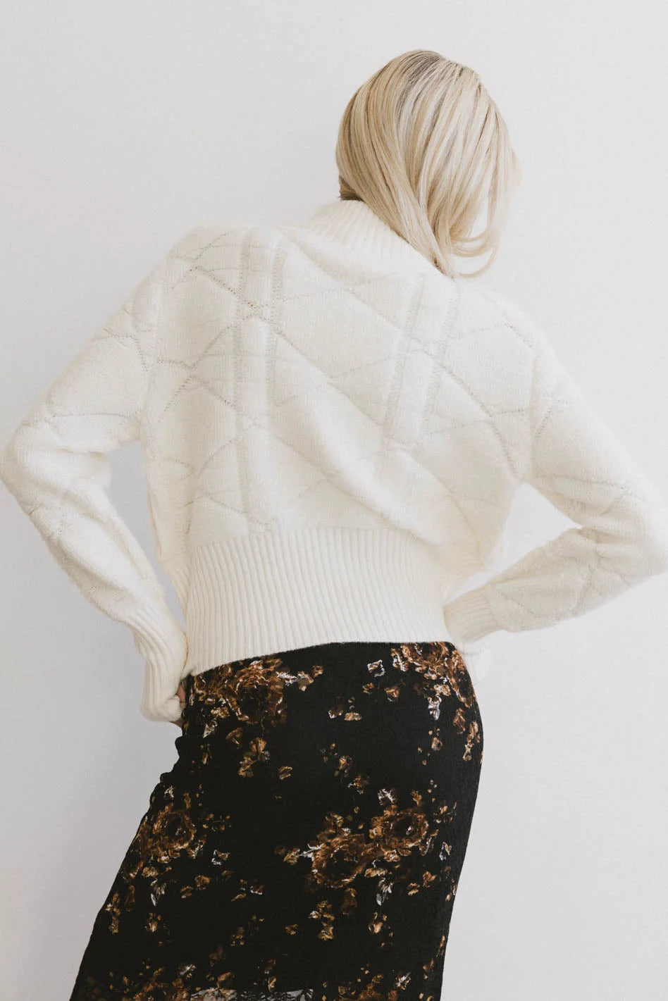 Plain color sweater in cream 