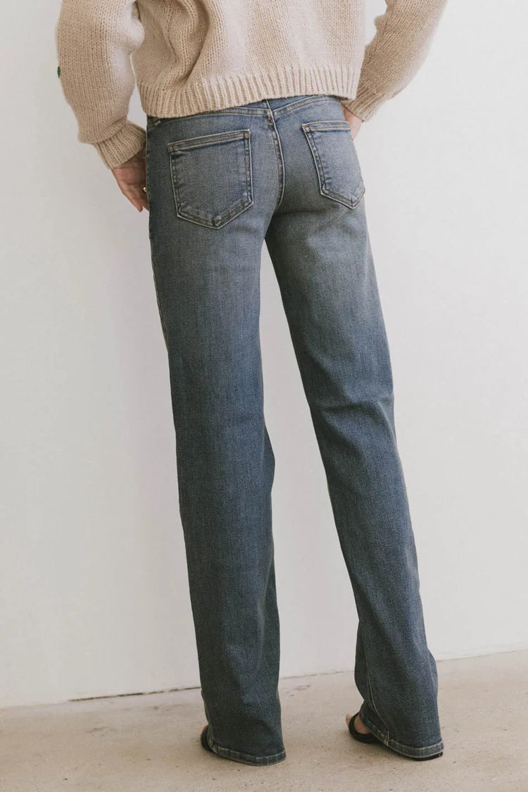 Two back pockets denim pants in medium wash 