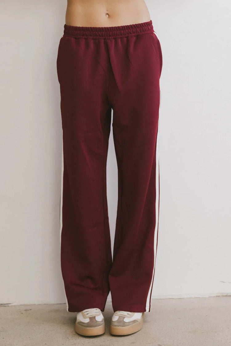 Elastic waist pants in burgundy 