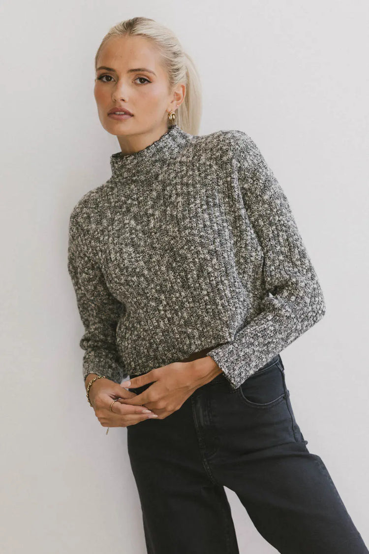 Mock neck sweater in grey 