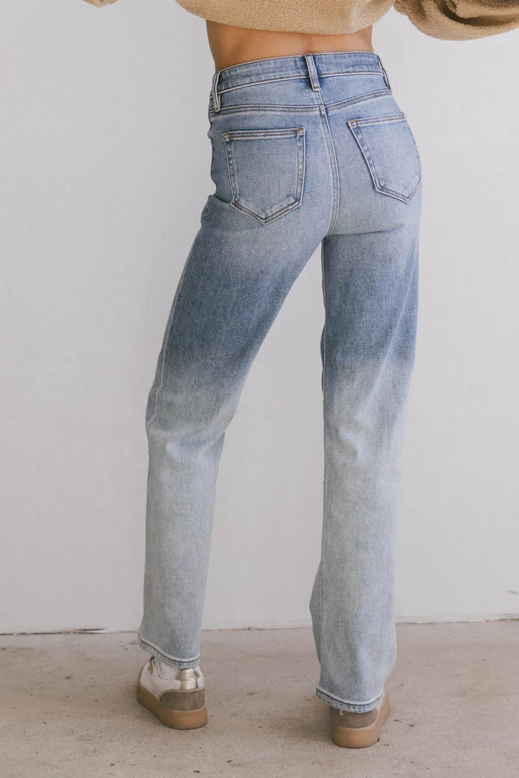 Two back pockets denim in light wash 