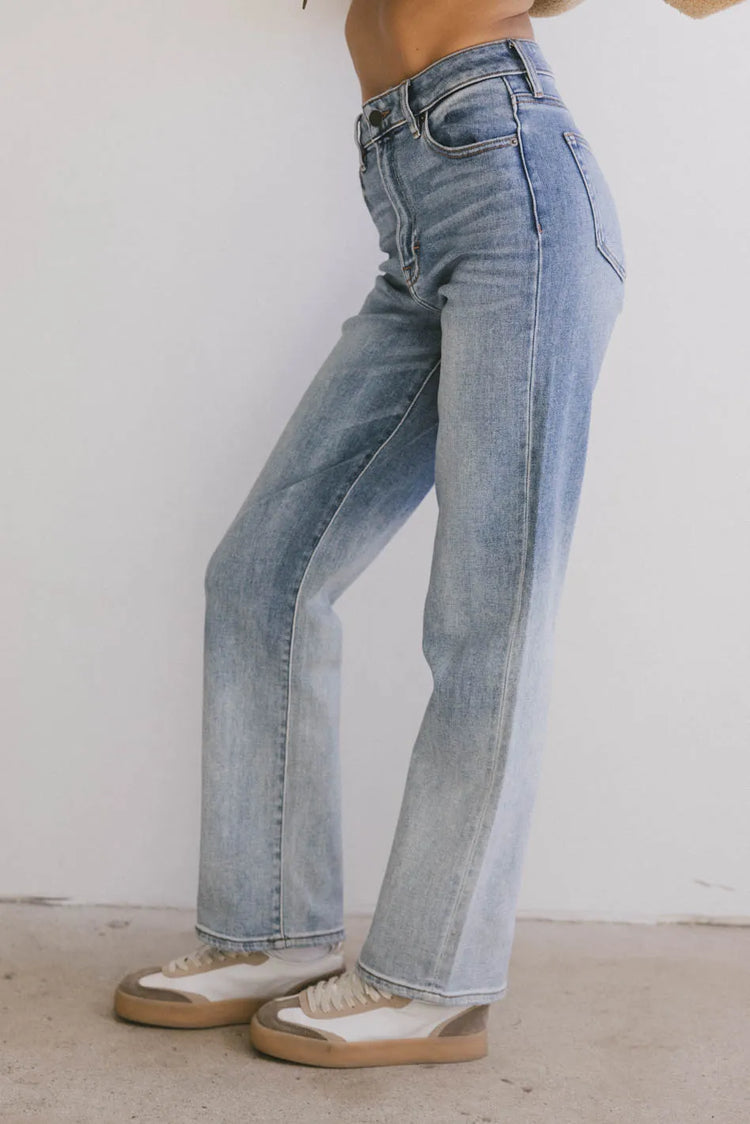 Straight legs denim in light wash 