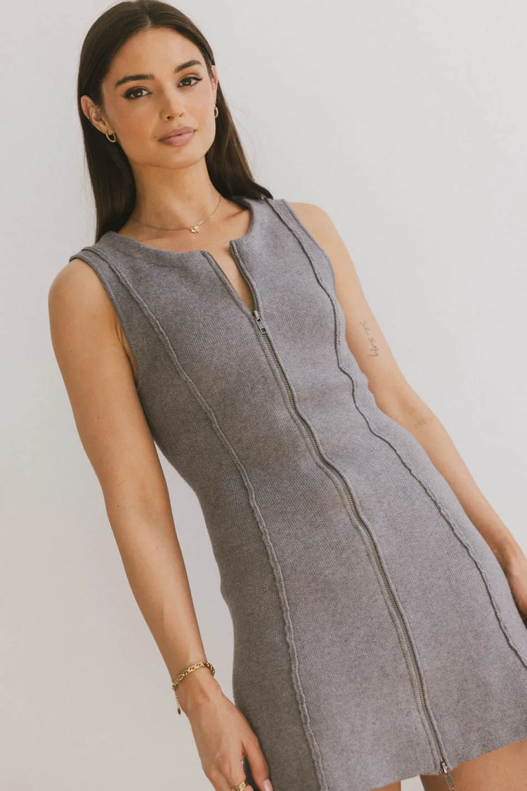 Round neck dress in grey 