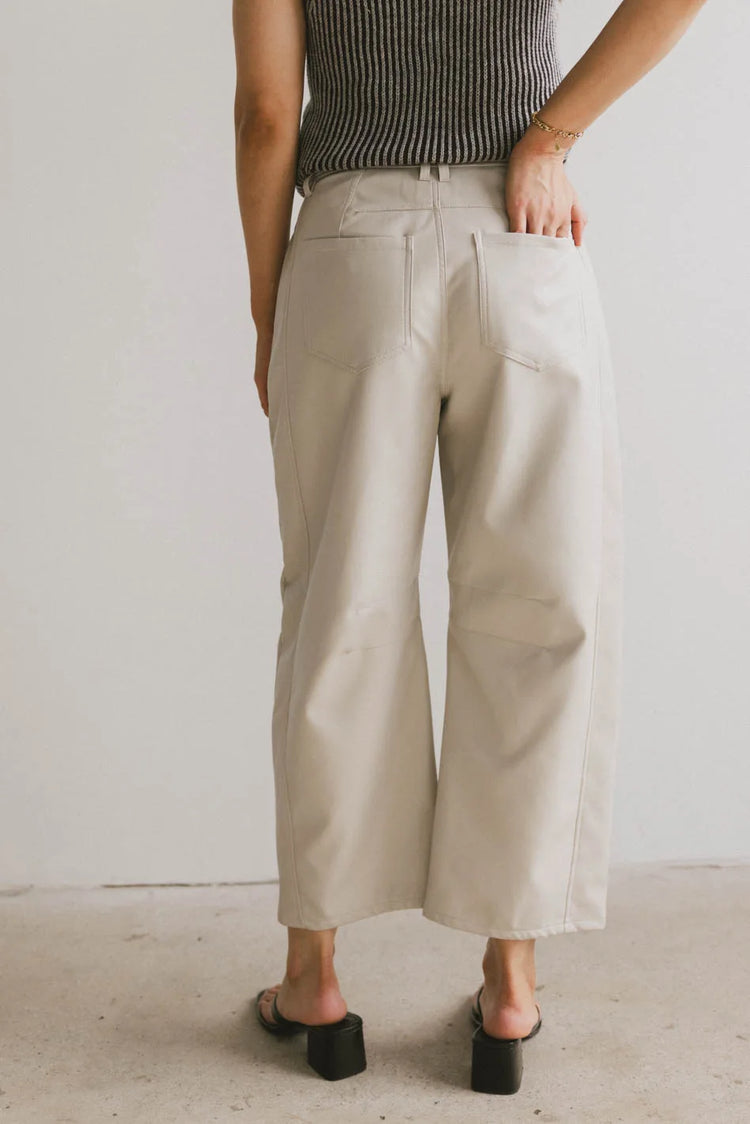 Two back pockets pants in tan 