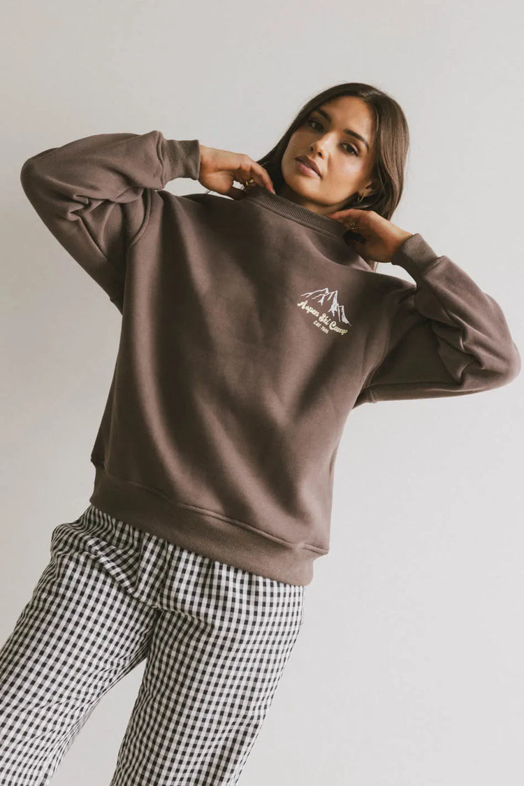 Round neck sweatshirt in brown 