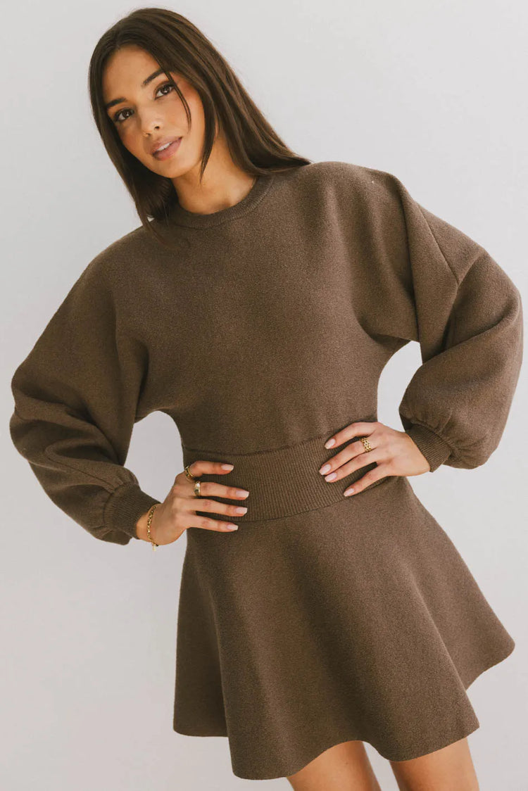 Round neck dress in camel 