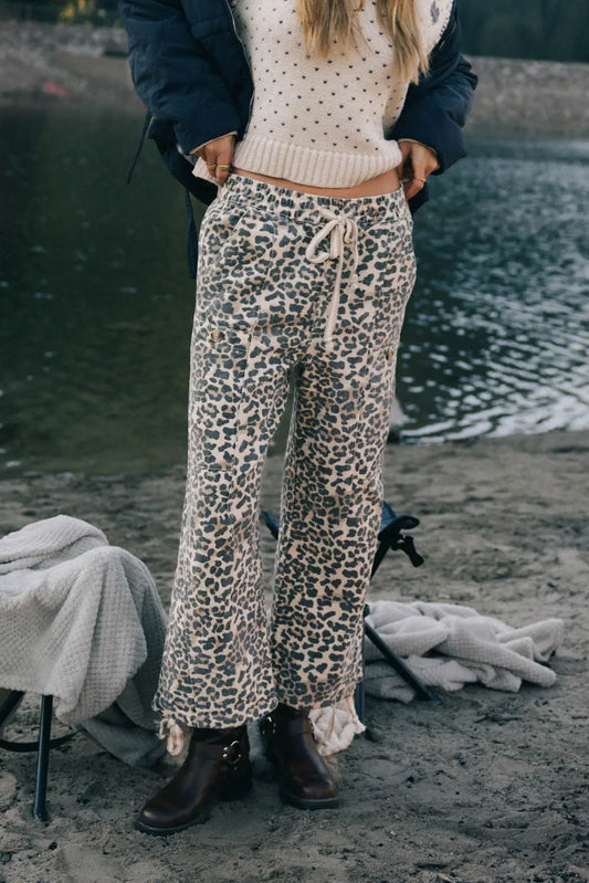 Elastic waist pants in leopard print 