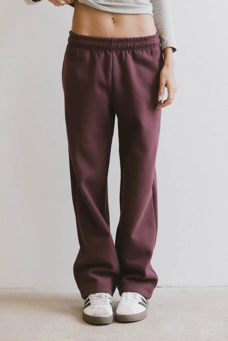 Elastic waist sweatpants in burgundy 