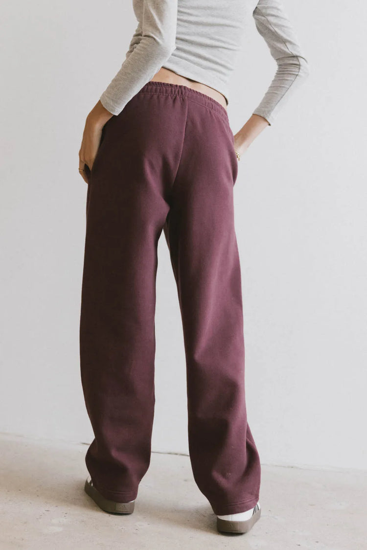 Plain color basic sweatpants in burgundy 