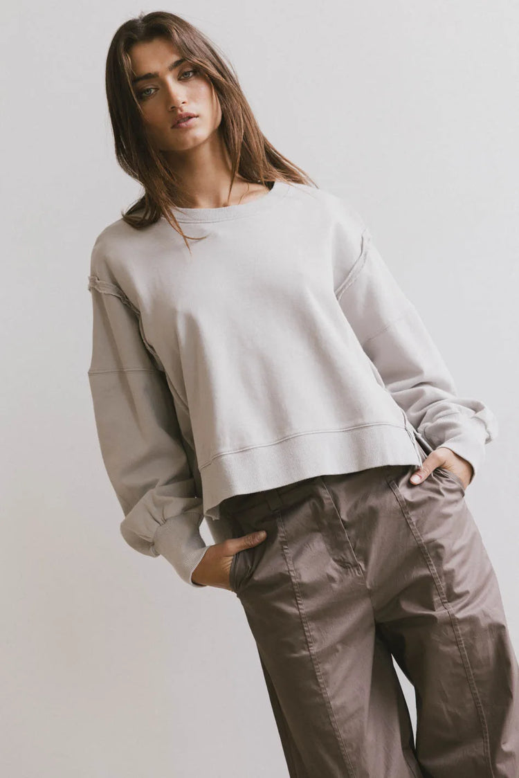 Round neck sweater in grey 