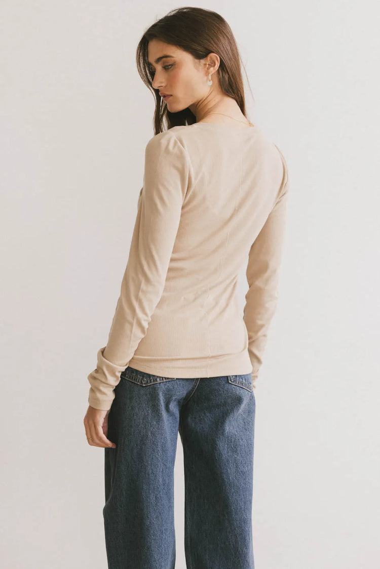 Basic color top in taupe 