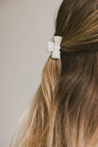 MINI WHITE BOW CLIP