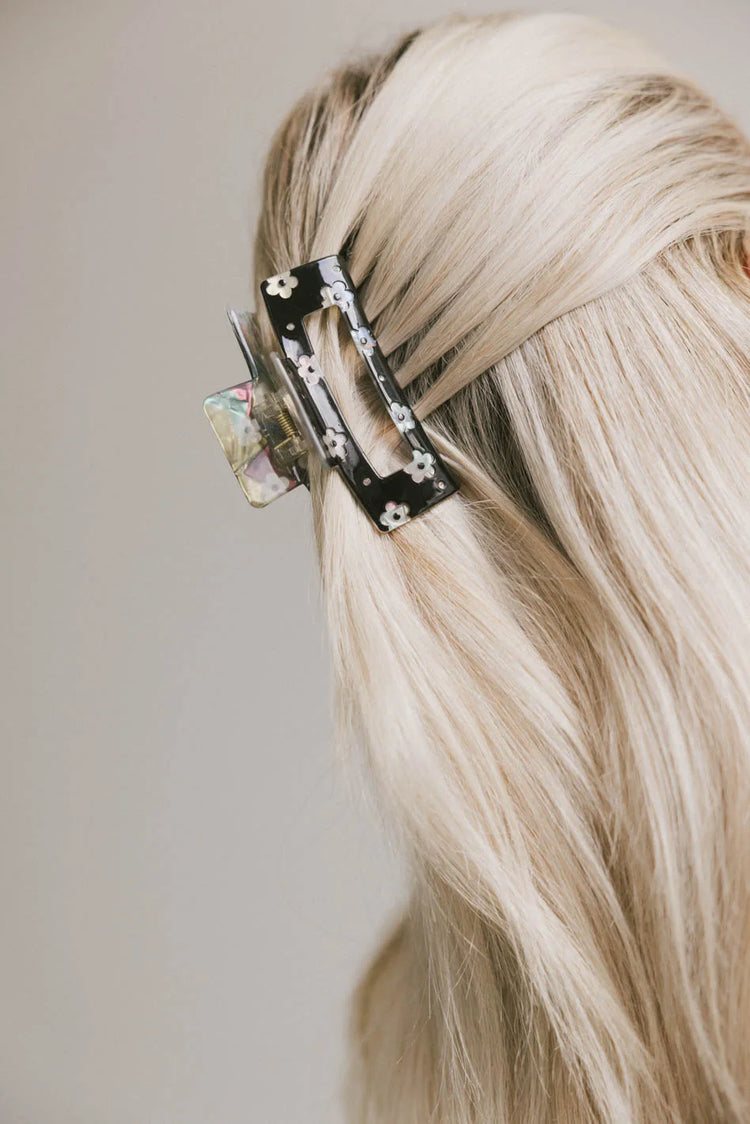 daisy black claw clip