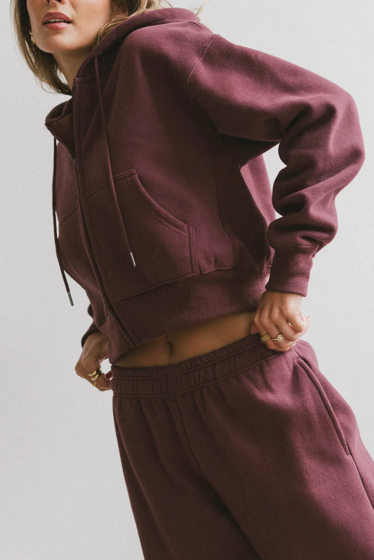 Two hand pockets hoodie in burgundy 