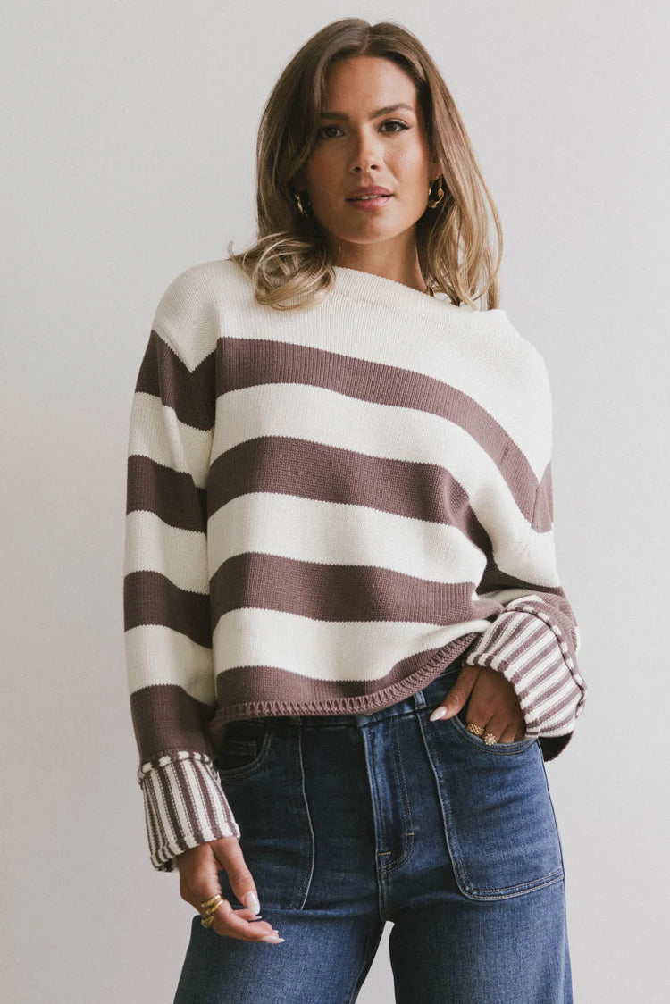 Round neck sweater in brown 