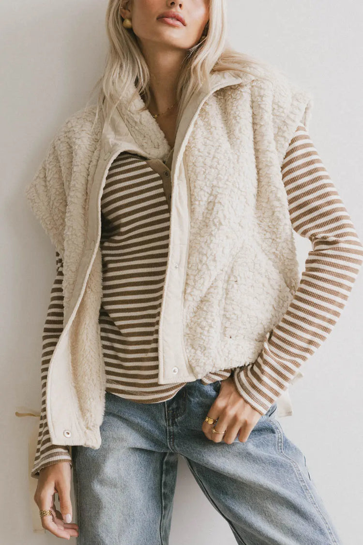 Button up vest in beige 