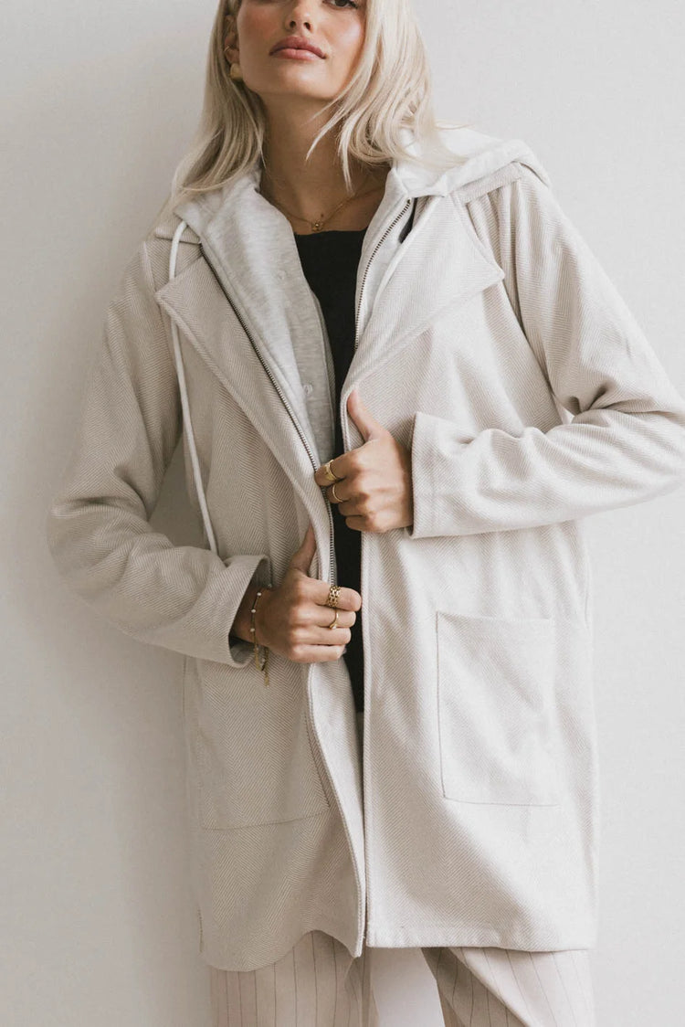 Two hand pockets trench coat in natural 