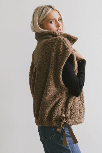 Sleeveless vest in brown 