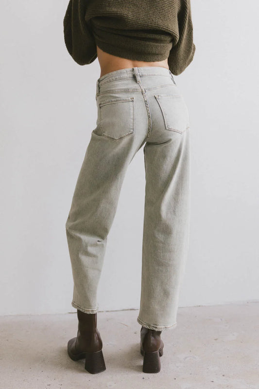 Two back pockets denim in medium wash 