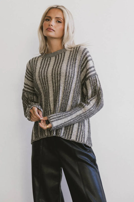 Round neck sweater in black 