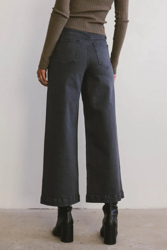 Two back pockets pants in black 