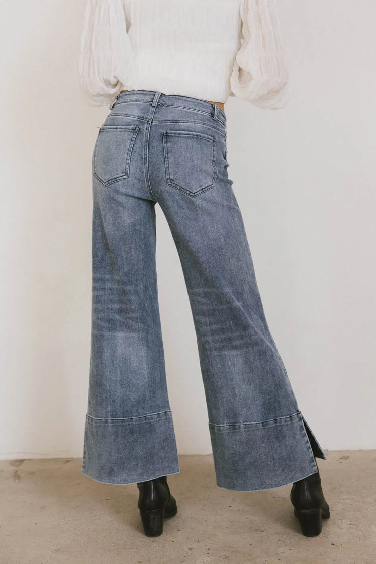 Two back pockets denim in medium wash 