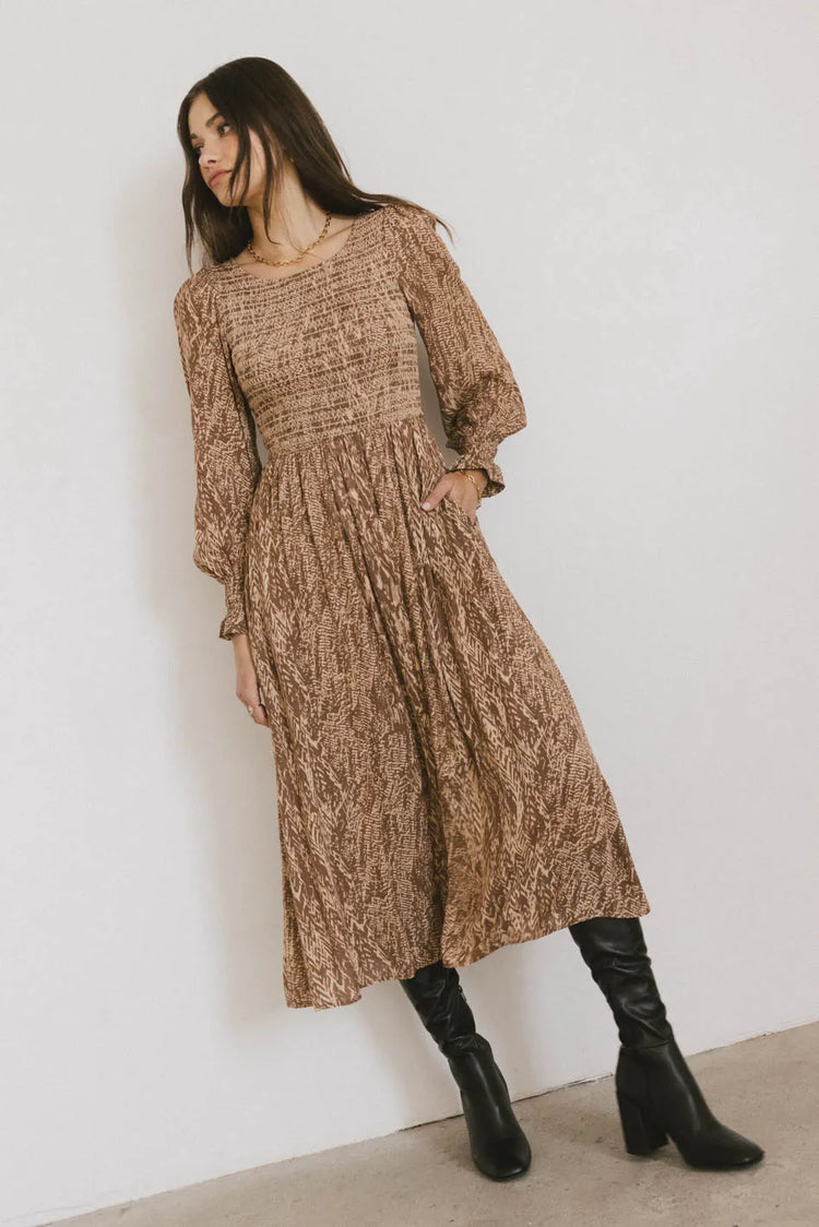 Two hand pockets dress in brown 