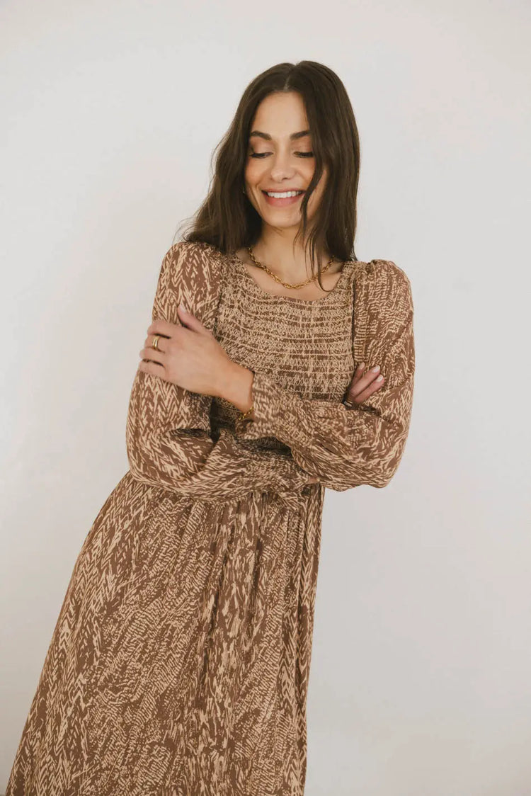 Round neck dress in brown 