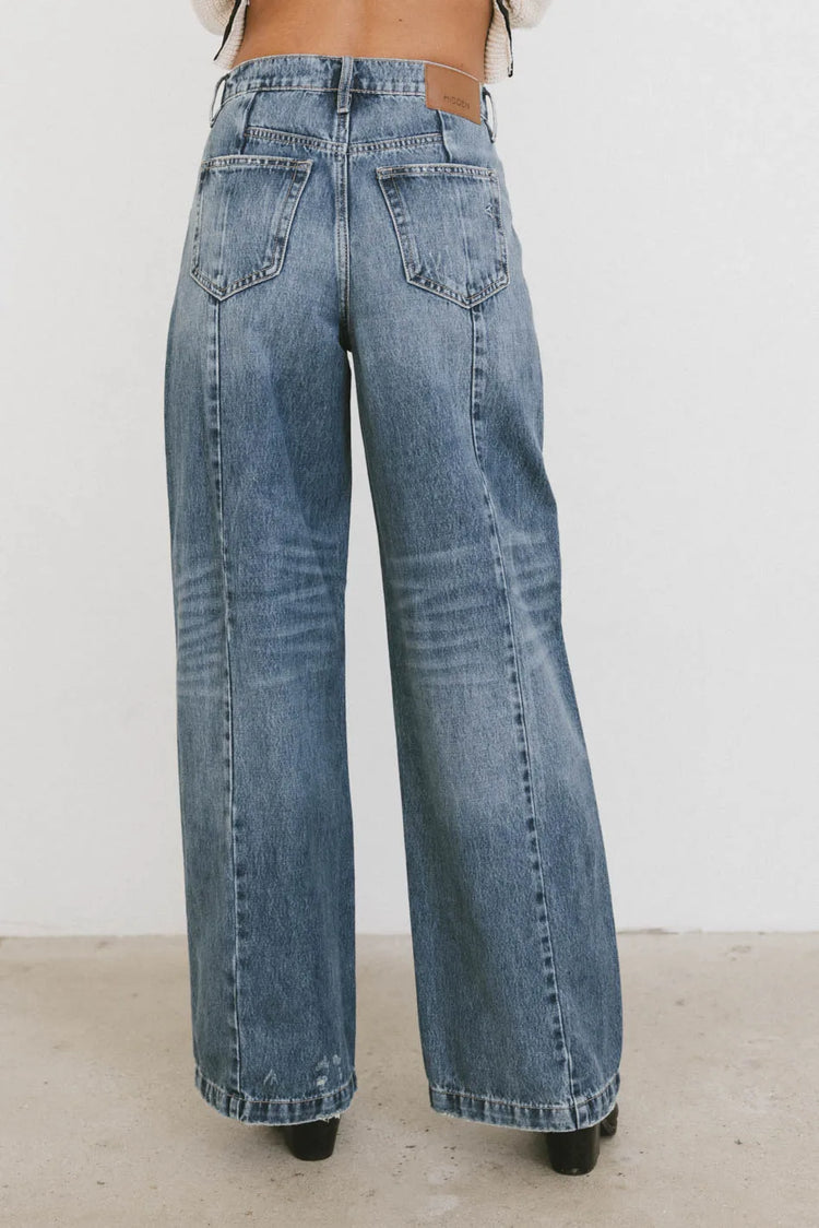 Two back pockets denim in medium wash 