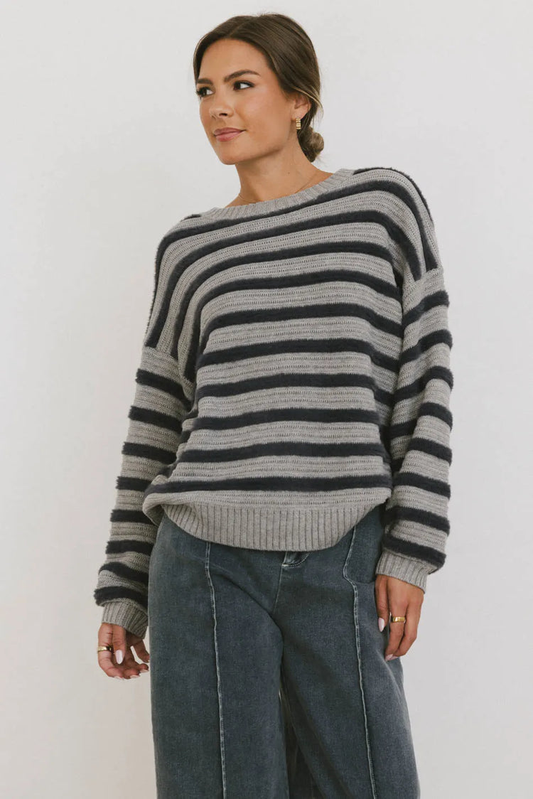 Round neck sweater in grey 