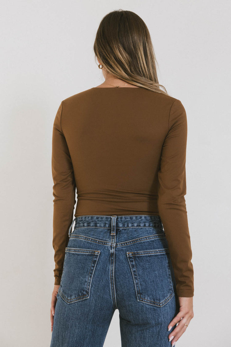 LONG SLEEVE BODYSUIT IN BROWN