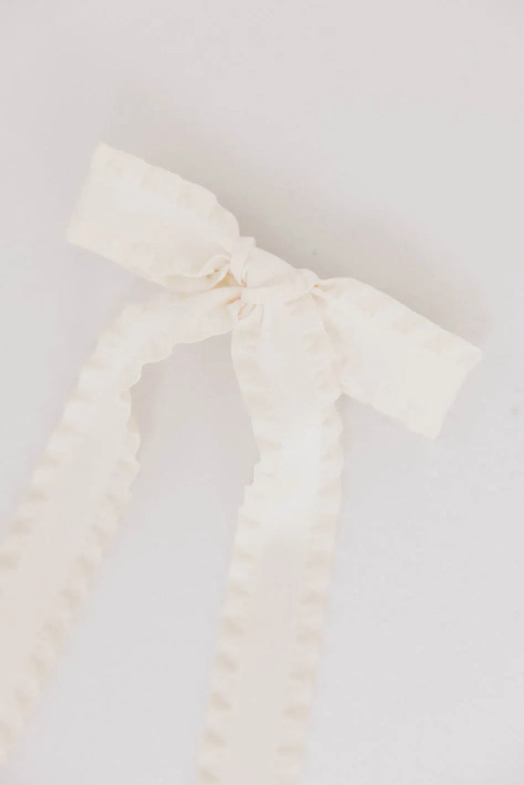 Wavy bow in cream 