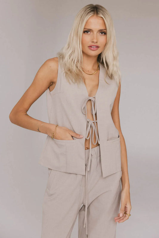 Two hand pockets vest in taupe 