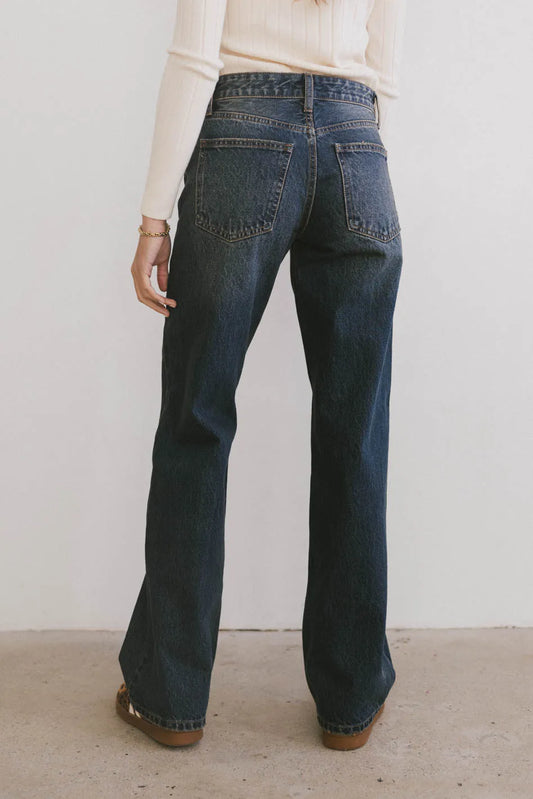 Two back pockets denim in dark wash 