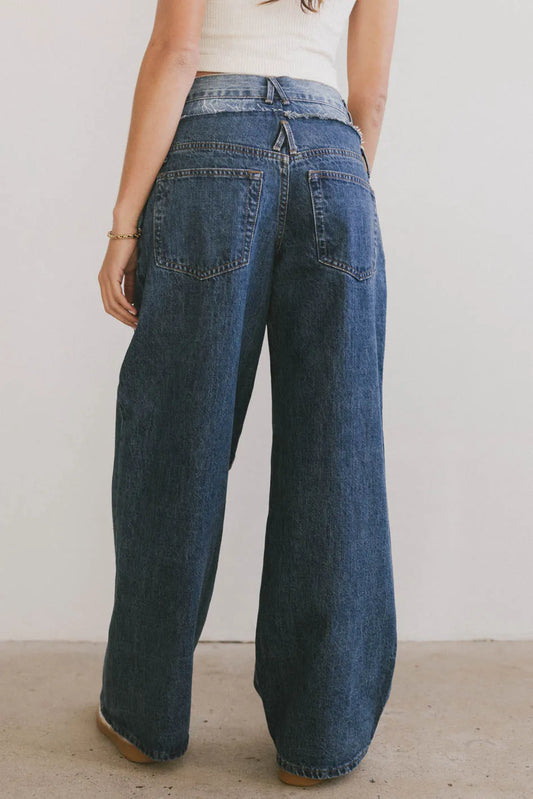 Two back pockets denim in medium wash 