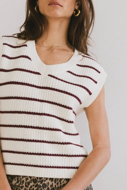 Knit vest in burgundy 