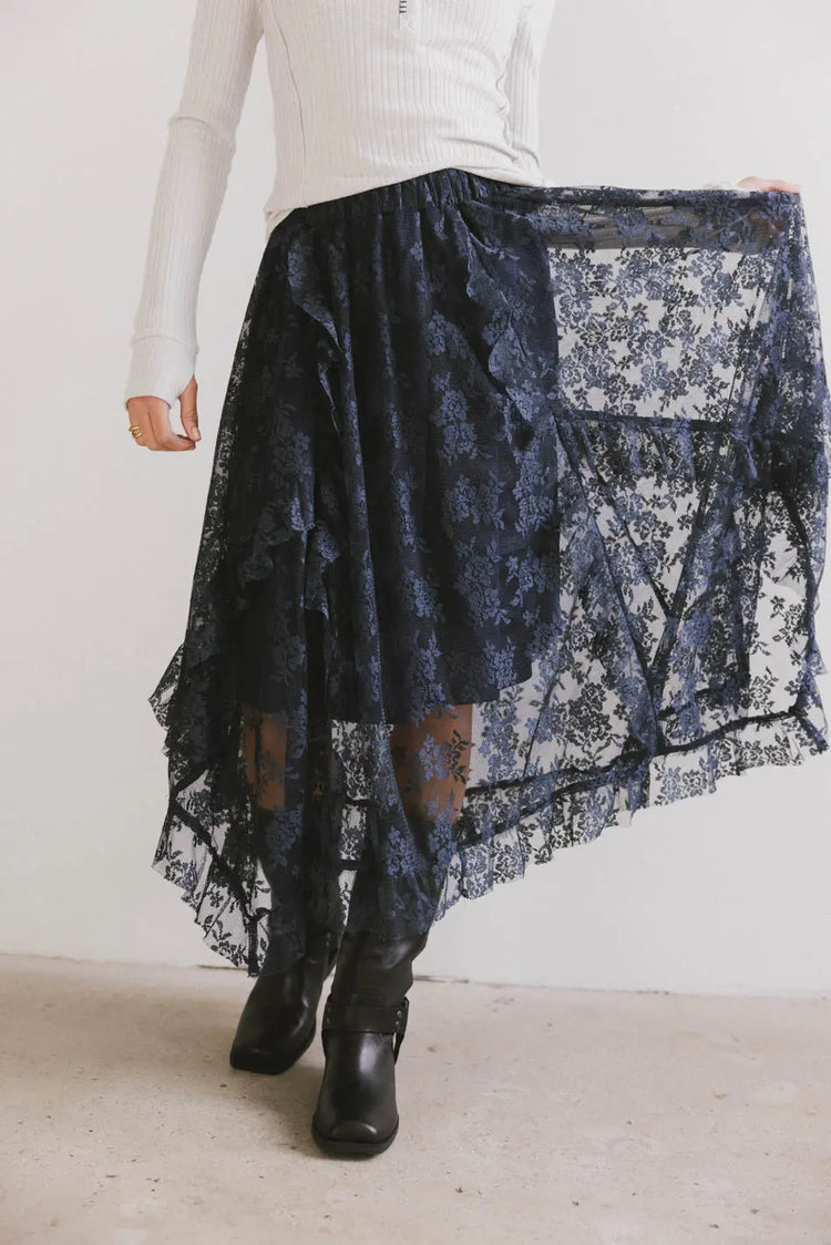 Embroidered flowers skirt in navy 