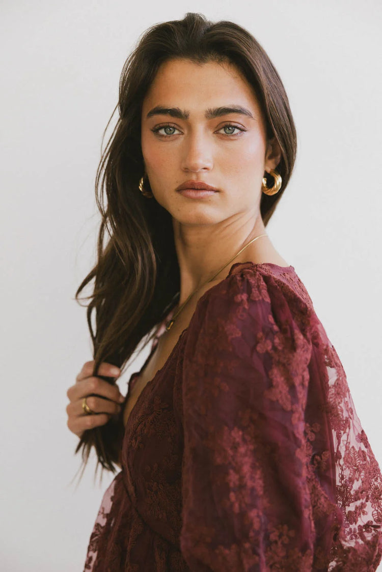 Embroidered dress in red brown 