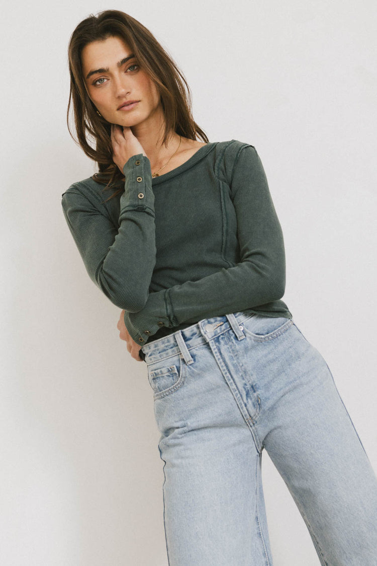 BUTTON SLEEVE RIBBED TOP IN GREEN