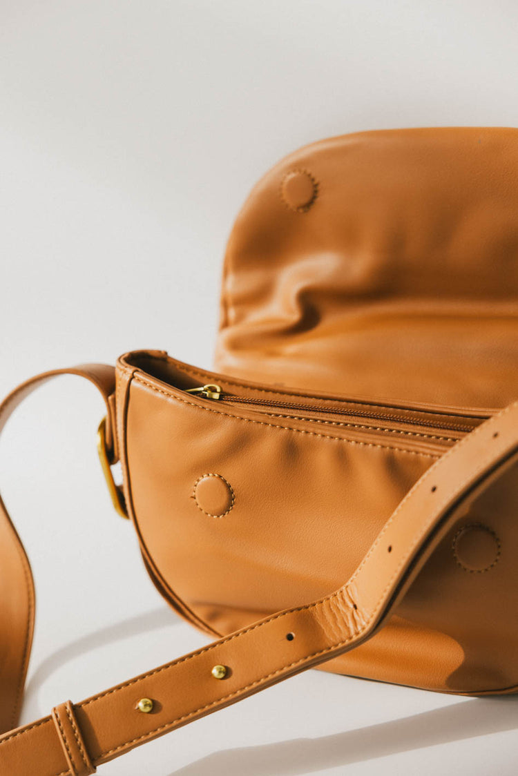 CROSSBODY PURSE IN COGNAC