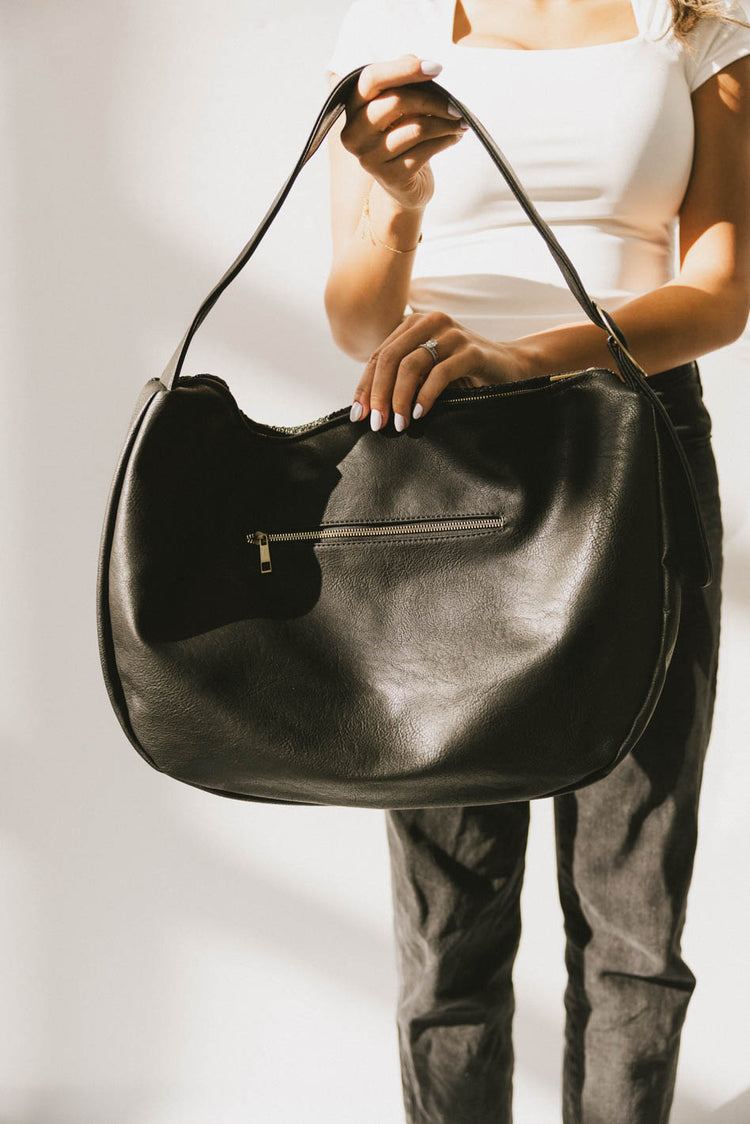 VEGAN LEATHER TOTE IN BLACK WITH ZIPPER