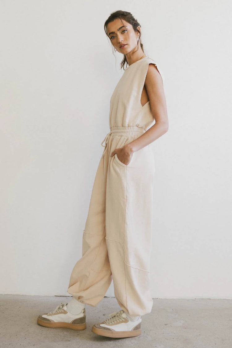 Short sleeves jumpsuit in cream 