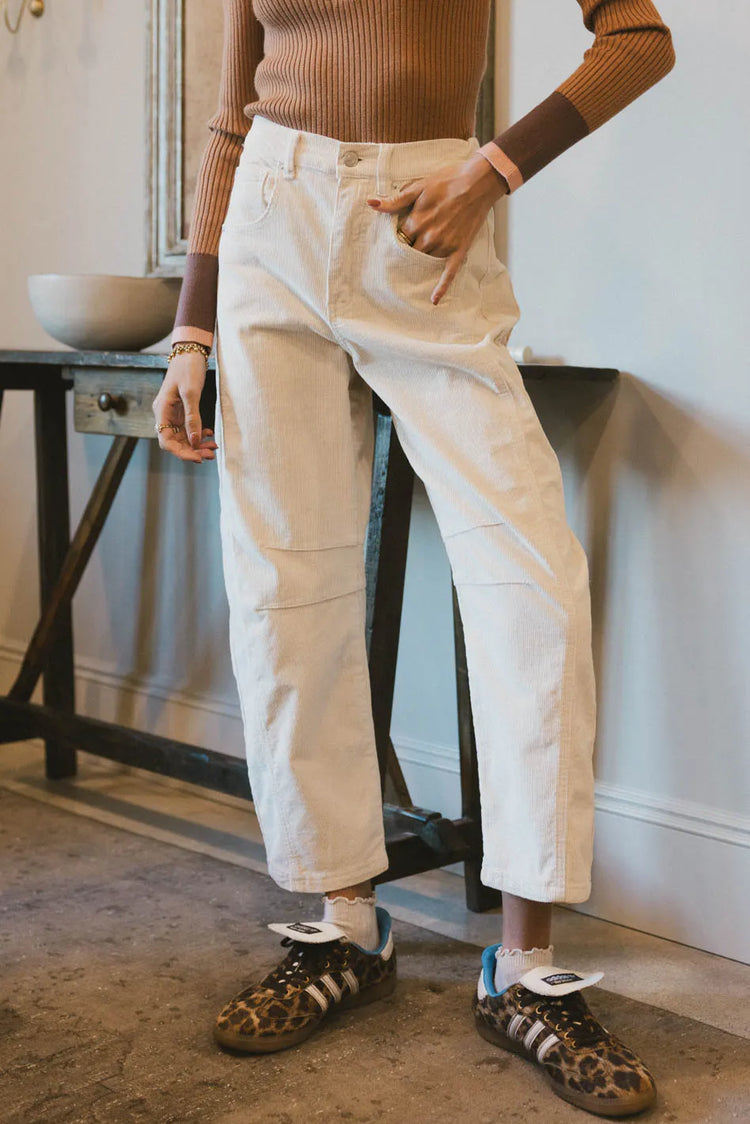 Two hand pockets pants in cream corduroy 